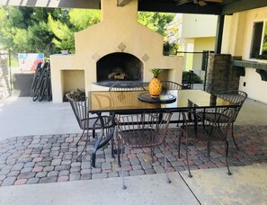 Outdoor dining - Private Guest House, Sleeps 6, Infinity Pool, Jacuzzi, Pet-Friendly, Wineries (Paso Robles)