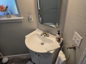 Shower, hair dryer, towels, soap - Private Guest House, Sleeps 6, Infinity Pool, Jacuzzi, Pet-Friendly, Wineries (Paso Robles)