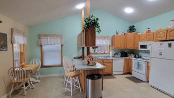 Køleskab, mikrobølgeovn, ovn, kogeplade