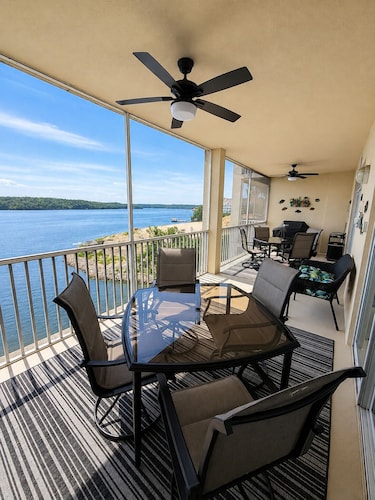 Top-Rated Walk-In Lakefront Condo indoor and outdoor Pools, Hot Tub & Sauna