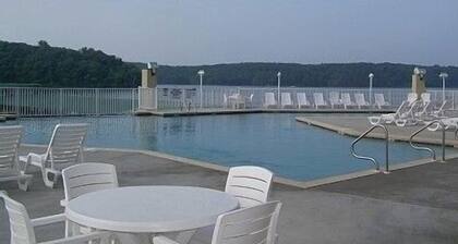 Towers Top REVIEWS, Walk in Level ! Just updated! Hot Tub! Sauna!
Indoor Pool!.