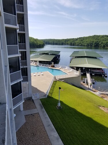 Towers Top REVIEWS, Walk in Level ! Just updated! Hot Tub! Sauna! 
Indoor Pool!.