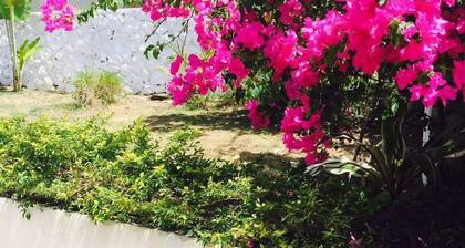Cozy 2 bdrm sleeps 4,15 minutes from Montego Bay, beach & attractions close🧡