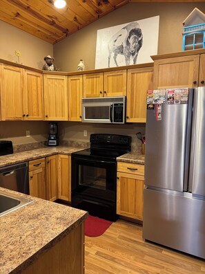 Kjøleskap, mikrobølgeovn, ovn og kokeplater