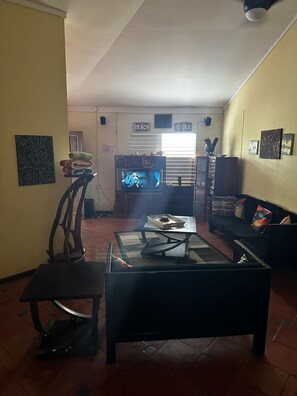 Smart TV, DVD player, livros, videoteca