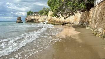 På stranden, solsenger og strandhåndklær