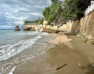 Oceanfront Luxury Villa: Private Beach & Staff, Solar powered