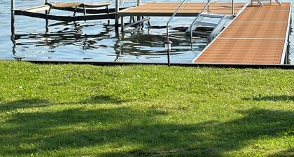 Bunkalow: Lakefront-yhdistelmä hisseillä moottoriveneellesi