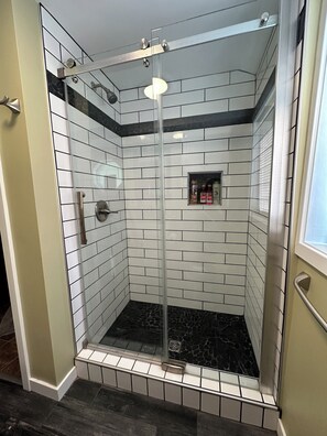 Douche, serviettes fournies, savon, shampoing