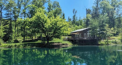 Maison au bord de l'eau située sur une propriété privée de 82 acres avec de nombreux sentiers!