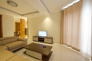 42 インチの薄型テレビ (ケーブル放送視聴可)、テレビ、DVD プレーヤー