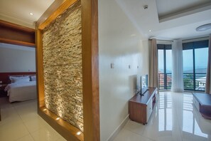 Bureau, espace de travail pour ordinateur portable, Wi-Fi gratuit