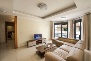 アパートメント 2 ベッドルーム | リビングルーム | 42 インチの薄型テレビ (ケーブル放送視聴可)、テレビ、DVD プレーヤー