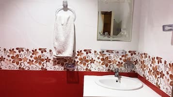 Familiekamer, 1 twee- of 2 eenpersoonsbedden, 1 tweepersoonsbed, toegankelijk voor mindervaliden | 4 slaapkamers, luxe beddengoed, pillowtop-bedden, een bureau