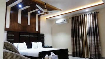 Familiekamer, 1 twee- of 2 eenpersoonsbedden, 1 tweepersoonsbed, toegankelijk voor mindervaliden | 4 slaapkamers, luxe beddengoed, pillowtop-bedden, een bureau