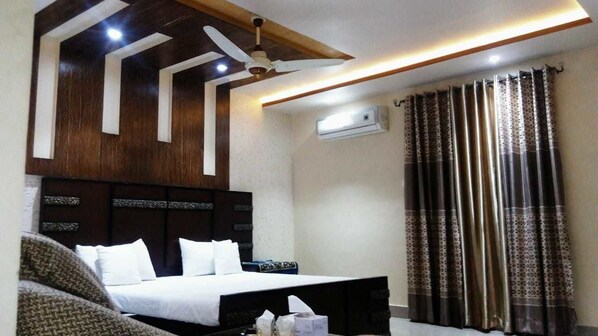 Chambre Familiale Double ou avec lits jumeaux, 1 lit double, fumeurs | 4 chambres, literie de qualité supérieure, surmatelas, bureau