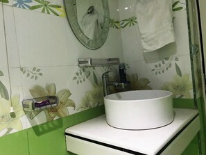 Familien-Doppel- oder -Zweibettzimmer, 1 Doppelbett, barrierefrei, Raucher | 4 Schlafzimmer, hochwertige Bettwaren, Pillowtop-Betten, Schreibtisch