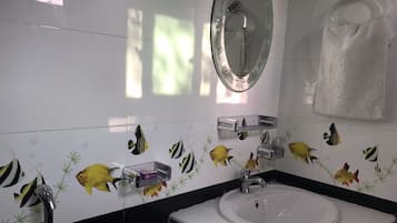 Familiekamer, 1 twee- of 2 eenpersoonsbedden, 1 tweepersoonsbed, toegankelijk voor mindervaliden | Badkamer | Een regendouche, pantoffels