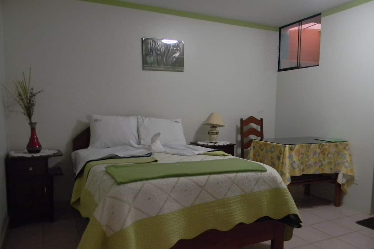 Cortinas blackout, wifi gratis y ropa de cama 
