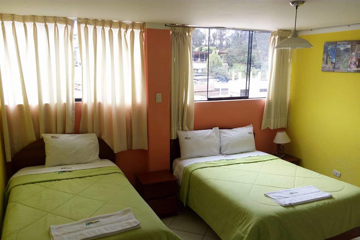 Cortinas blackout, wifi gratis y ropa de cama 