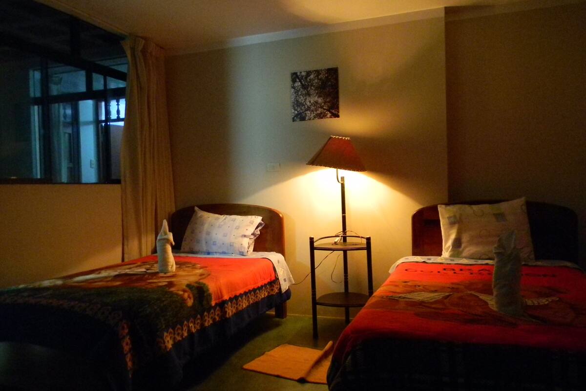 Cortinas blackout, wifi gratis y ropa de cama 