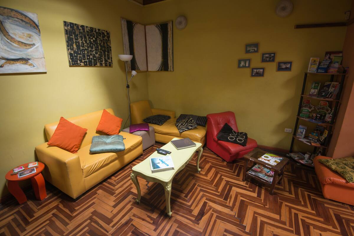 Cortinas blackout, wifi gratis y ropa de cama 