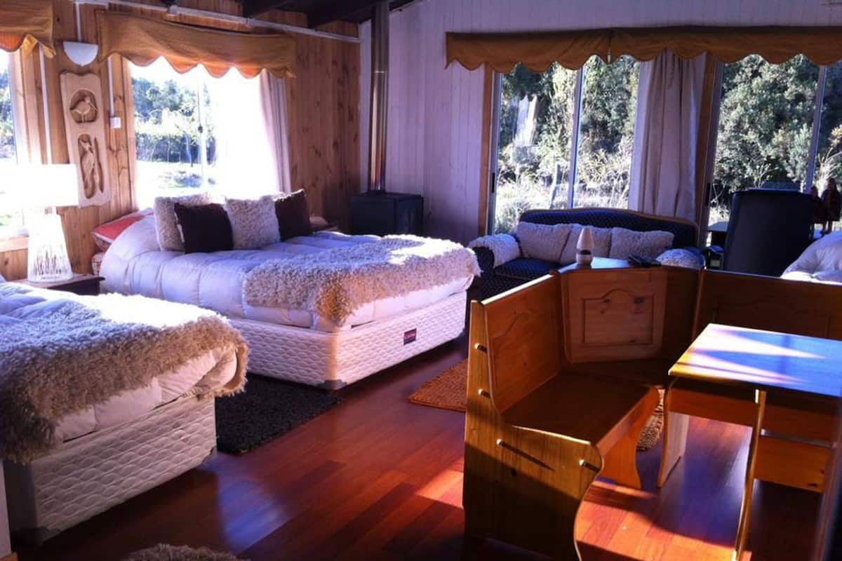 Chambre familiale, 2 chambres, non-fumeur, salle de bain privée | Bureau, accès au Wi-Fi (inclus), literie fournie
