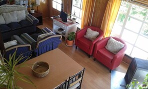 42-inch flat-screen TV with cable channels, TV, fireplace - Lodge Guarida del Trauco (Puqueldon)