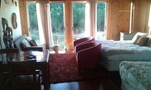 Escritorio, wifi gratis y ropa de cama