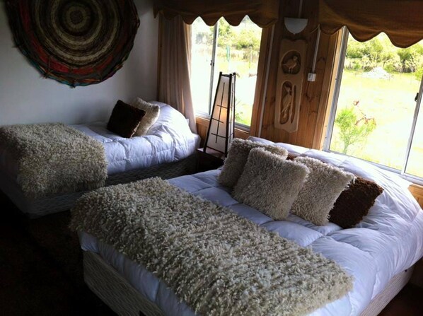 Escritorio, wifi gratis y ropa de cama