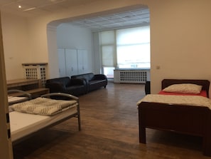 Departamento económico, 3 habitaciones, baño compartido (Economy Apartment for 11 Guests) | 3 habitaciones, escritorio, tabla de planchar con plancha y wifi gratis