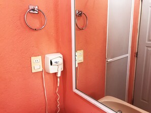 Standard-Vierbettzimmer, 2 Doppelbetten, Nichtraucher | Badezimmer | Dusche, kostenlose Toilettenartikel