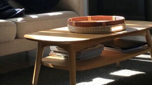 Un salon avec un canapé, une table basse et une cheminée. Il y a une pancarte sur le mur où l’on peut lire « MT. ROTHAM ».
