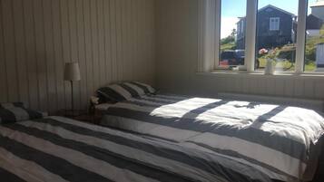 4 makuuhuonetta, työpöytä, äänieristys, silitysrauta/-lauta