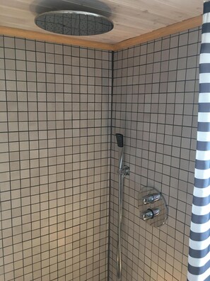 Douche, sèche-cheveux, serviettes fournies