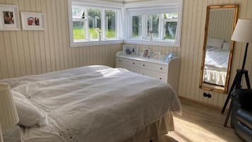 4 bedrooms, desk, soundproofing, iron/ironing board