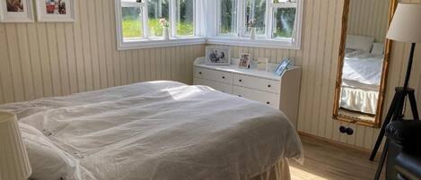 4 chambres, bureau, systĂšme dâinsonorisation, fer et planche Ă repasser