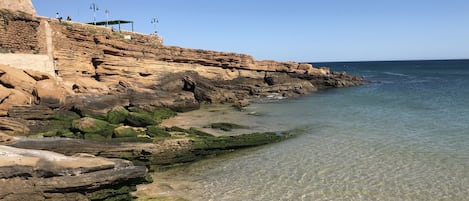 Ubicación cercana a la playa, tumbonas y toallas de playa
