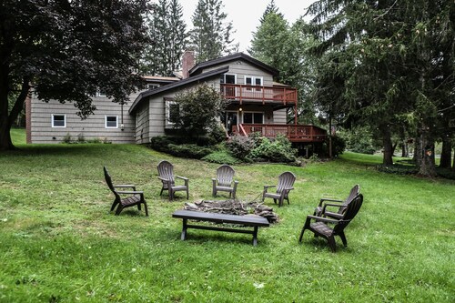 Country Escape! 5 bed/5bath, 2 acre pond, pool/Foosball tables, Fire pit, Sauna