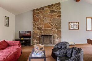 TV, fireplace, video games, DVD player - Country Escape! 5 bed/5bath, 2 acre pond, pool/Foosball tables, Fire pit, Sauna (Roxbury)