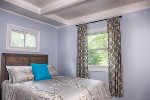 5 bedrooms, desk, iron/ironing board, WiFi