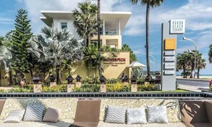 Un complexe hôtelier dont l’enseigne indique : « MÖVENPICK Resort & Spa ».