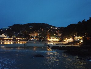 Plage, chaises longues, serviettes de plage