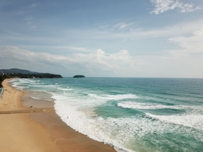Plage, chaises longues, serviettes de plage