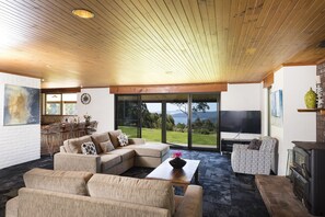 Smart TV, fireplace - Magic Mountain- The name says it all!<br>. (Smiths Lake)