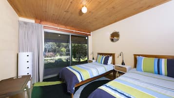 4 bedrooms, iron/ironing board, free WiFi, bed sheets