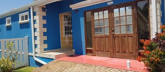 Modern Vacation Home 5 minutes from airport