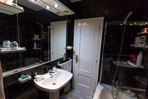 Ensemble douche/baignoire, articles de toilette gratuits, sèche-cheveux