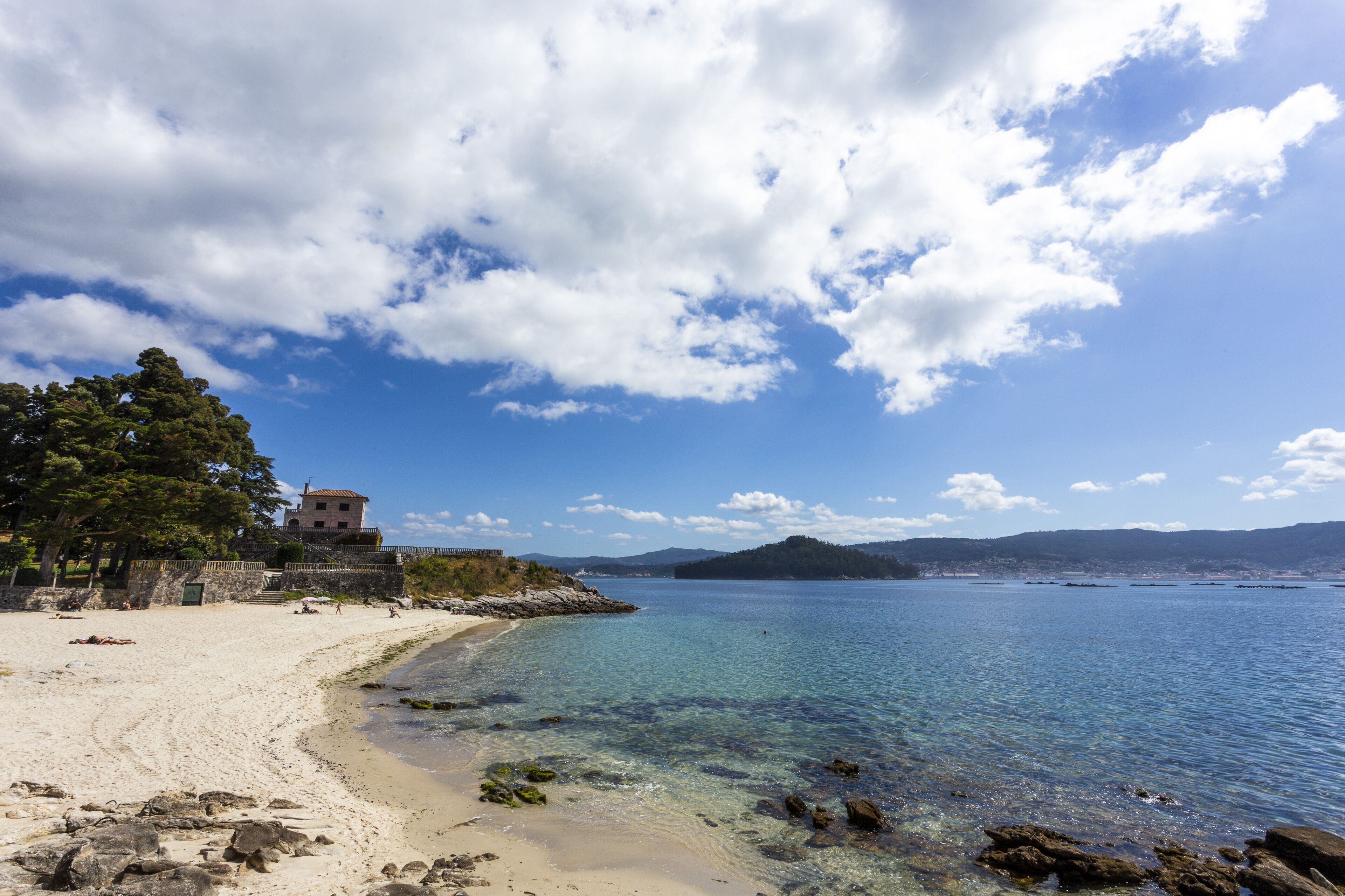 Una spiaggia nelle vicinanze