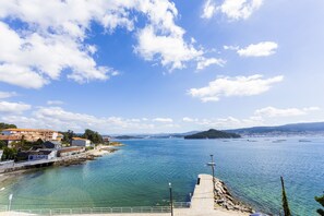 بالقرب من الشاطئ